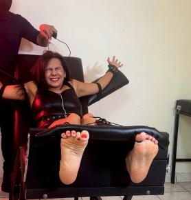 Perverstage �C Delilah, a very ticklish mature woman