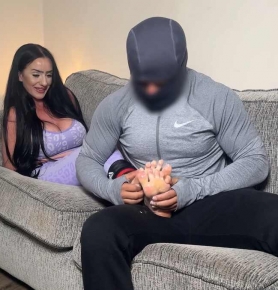 UkTickleStudio �C Tara��s Tickling Test on the Sofa