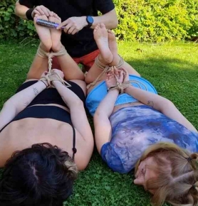 KitzelseiteTickleFun C Kovaluna & Lilith Double tickling outdoor