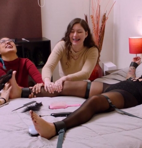 BeneathMyFeet �C TICKLE CONTEST 3 GIRLS VS KATIE